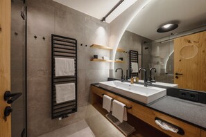 Habitación Deluxe doble | Baño | Artículos de higiene personal ecológicos, secador de pelo y albornoces