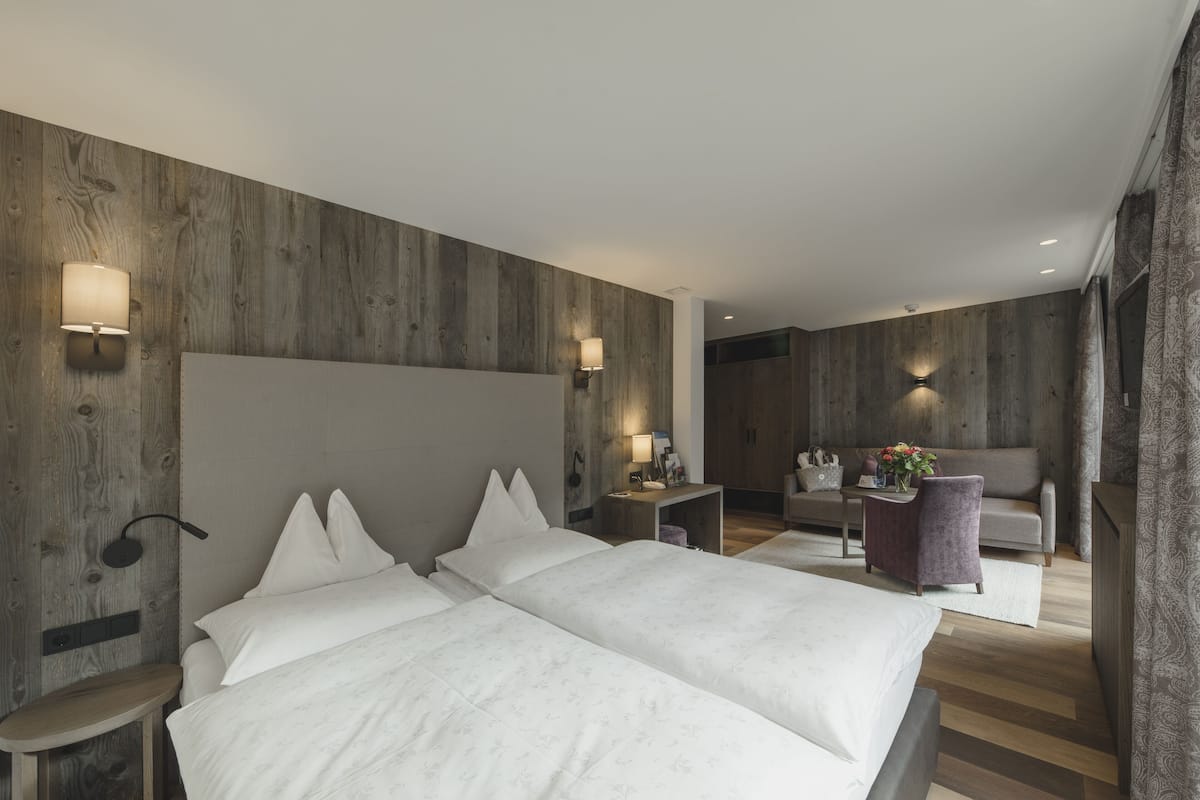 Quarto casal design | 2 quartos, roupas de cama premium, cofres nos quartos