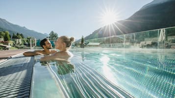 Innenpool, Außenpool, Sonnenschirme, Liegestühle