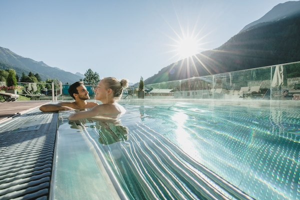 Piscine couverte, piscine extérieure, parasols de plage, chaises longues