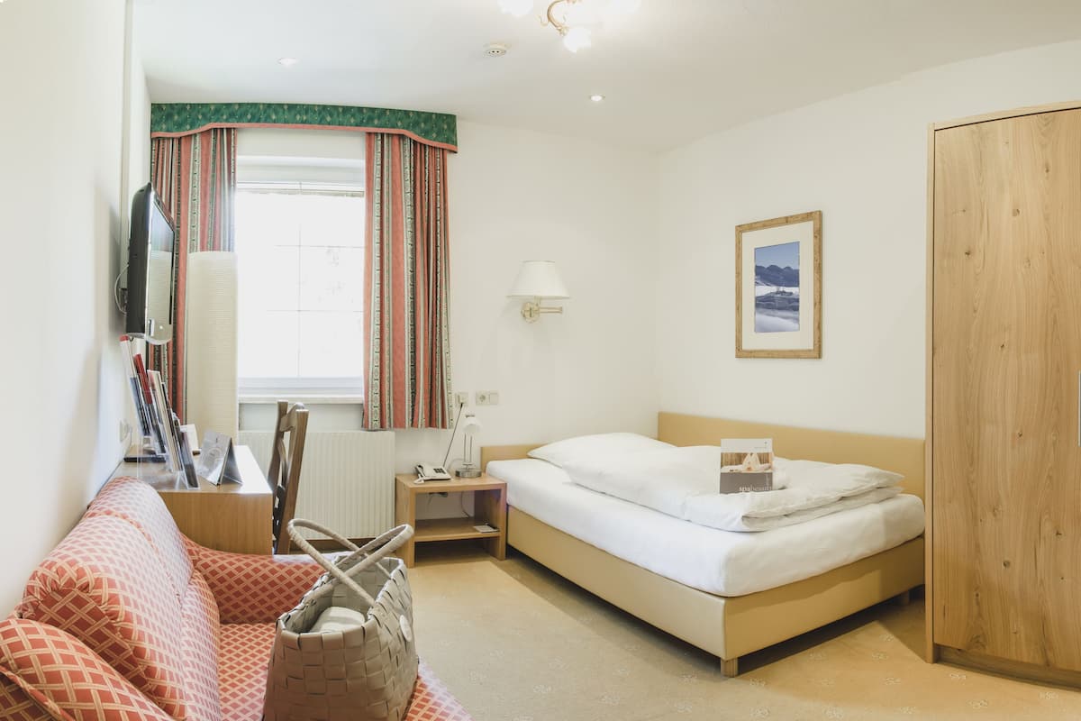 Quarto solteiro econômico | 2 quartos, roupas de cama premium, cofres nos quartos