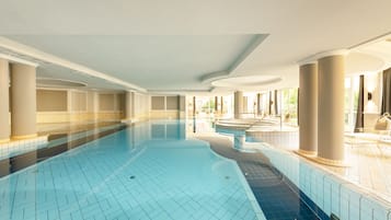 Piscina interna, piscina externa, guarda-sóis, espreguiçadeiras