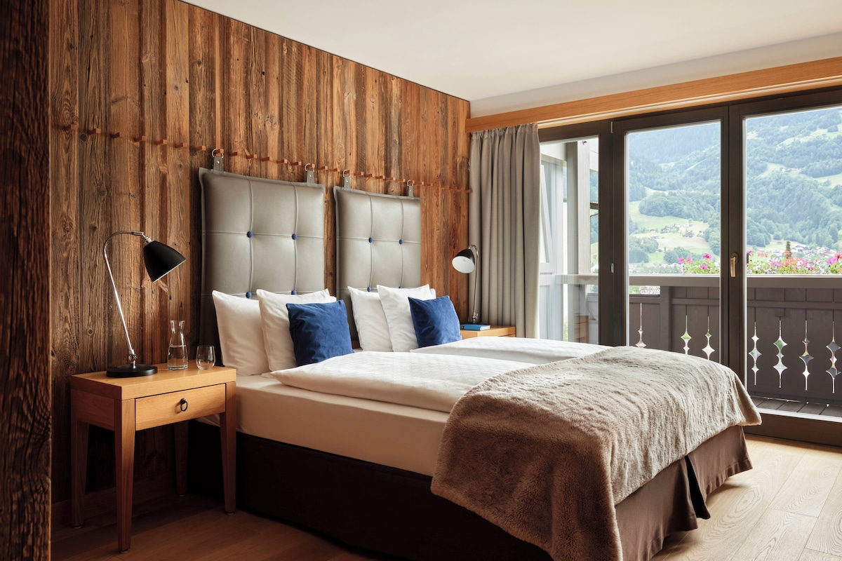 Down comforters, minibar, in-room safe, desk