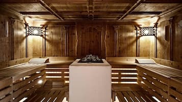Salas de tratamiento para parejas, un sauna, una bañera de hidromasaje