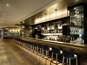 2 bars/lounges, lobby lounge, cocktail bar