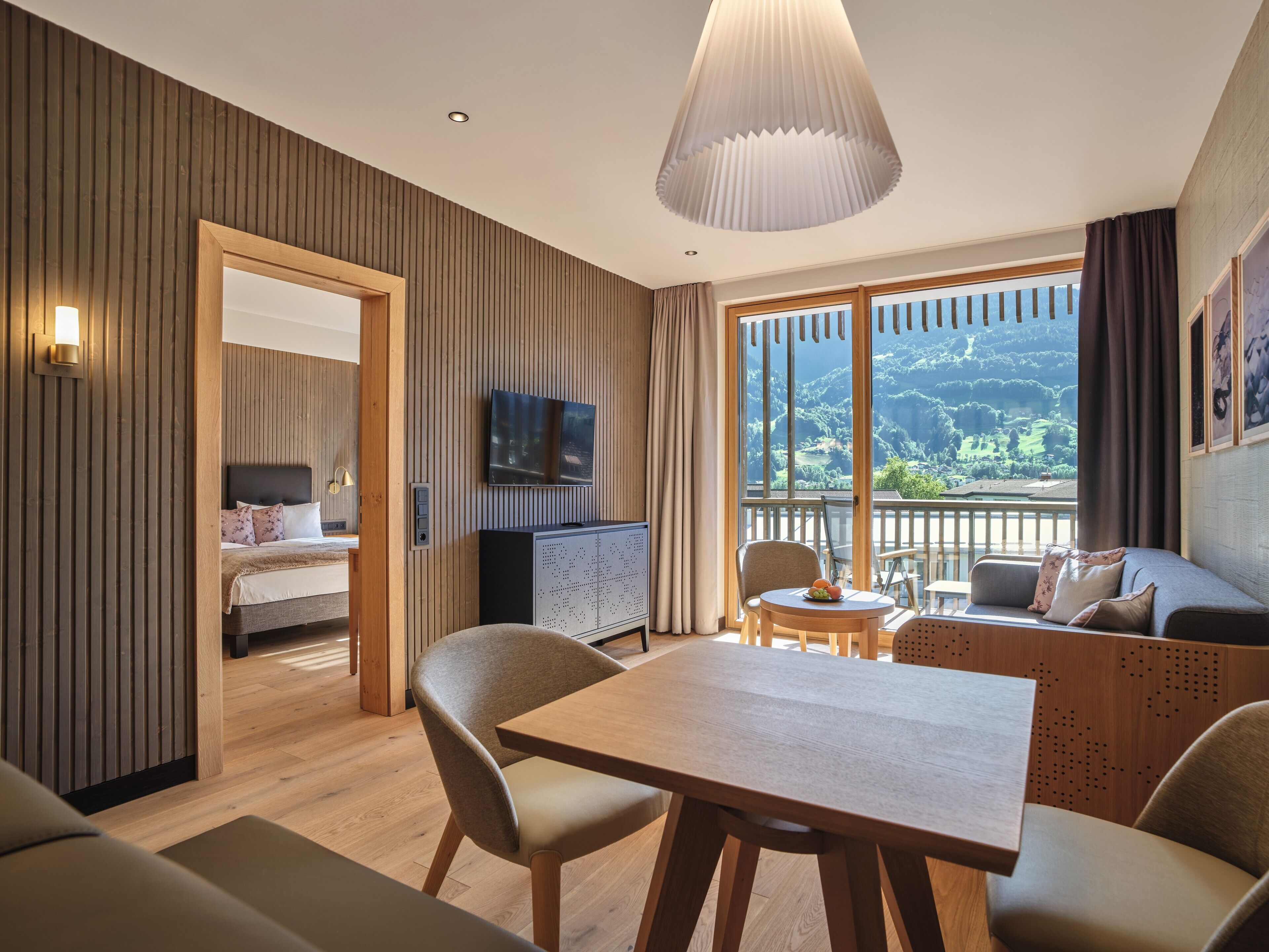 Phòng đôi Deluxe, 1 giường đôi | Chăn bông, minibar, két bảo mật tại phòng, bàn 