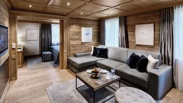 Junior Suite 45m2 | Living area | TV, DVD player