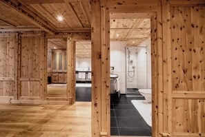Zirbensuite de Luxe | Badezimmer | Designer-Toilettenartikel, Haartrockner, Bademäntel, Hausschuhe