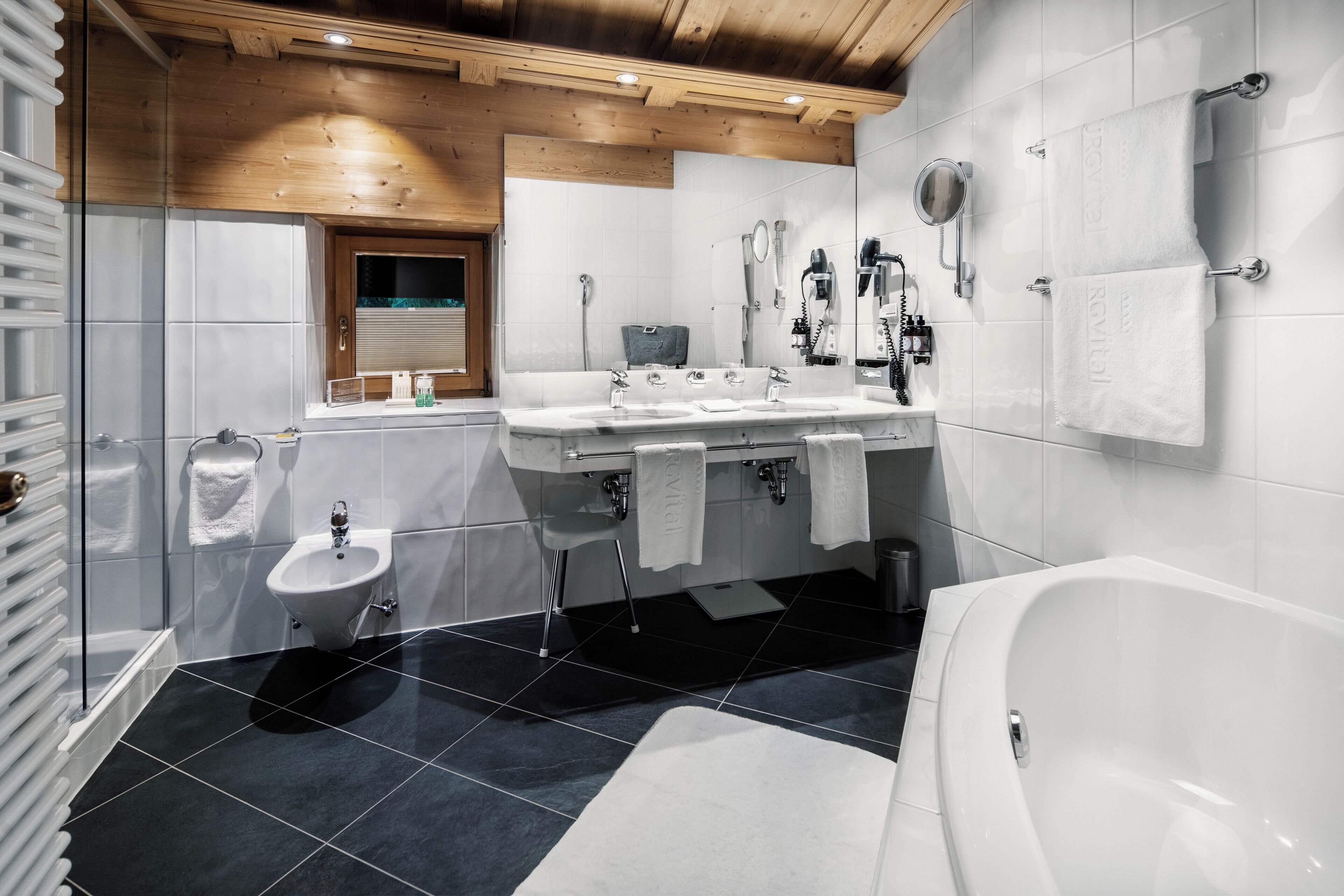 Designertoalettartikler, hårføner, badekåper og tøfler