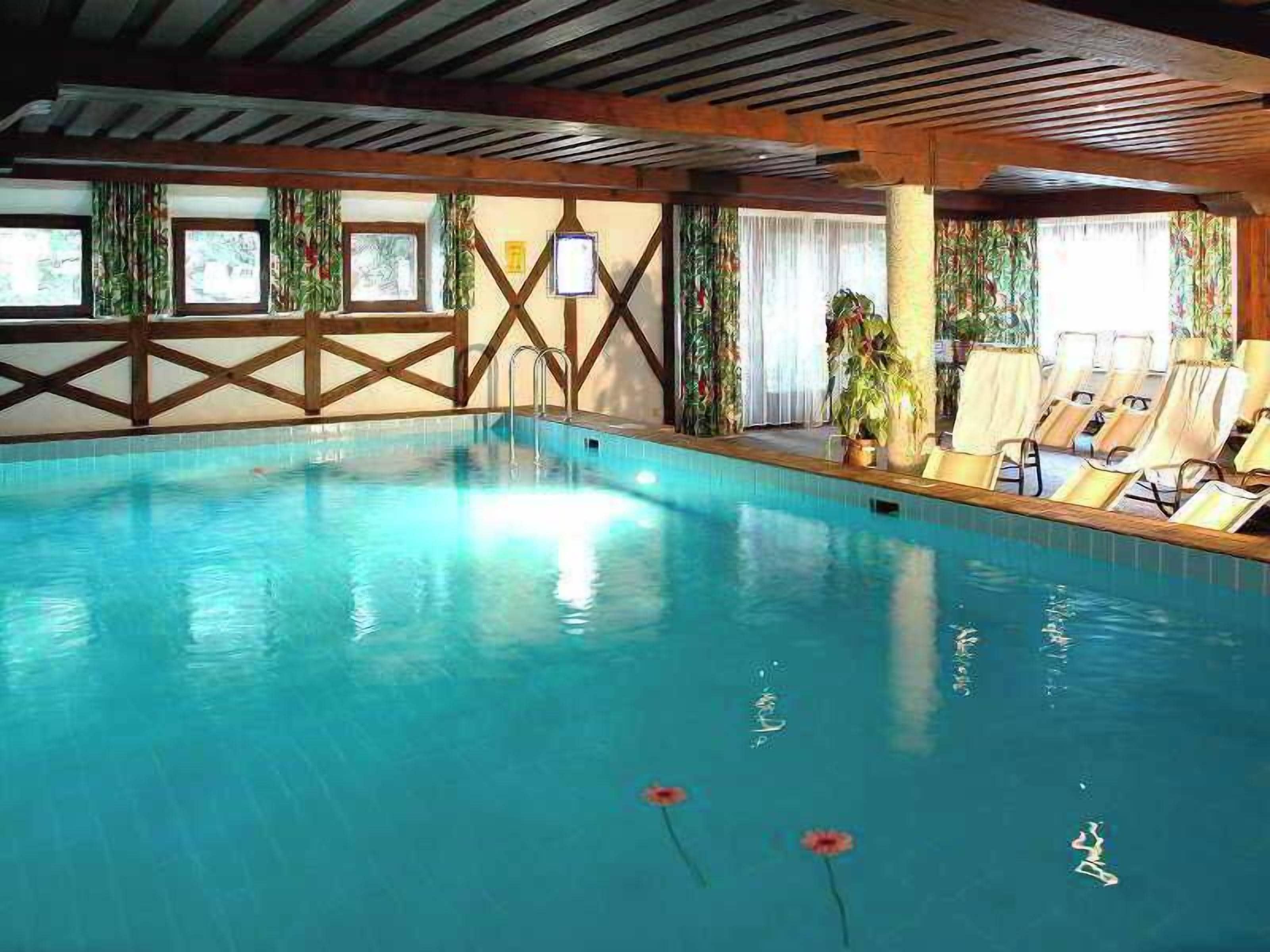 Una piscina techada, una piscina al aire libre