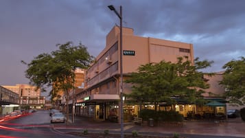 Fachada de la propiedad por la tarde o noche