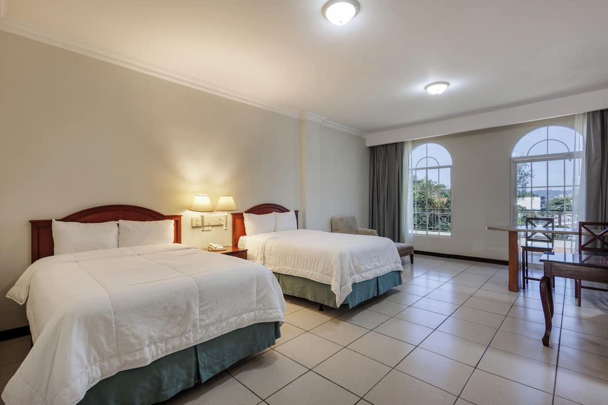 Suite junior, 2 camas matrimoniales, cocineta | Ropa de cama de alta calidad y caja de seguridad en la habitación