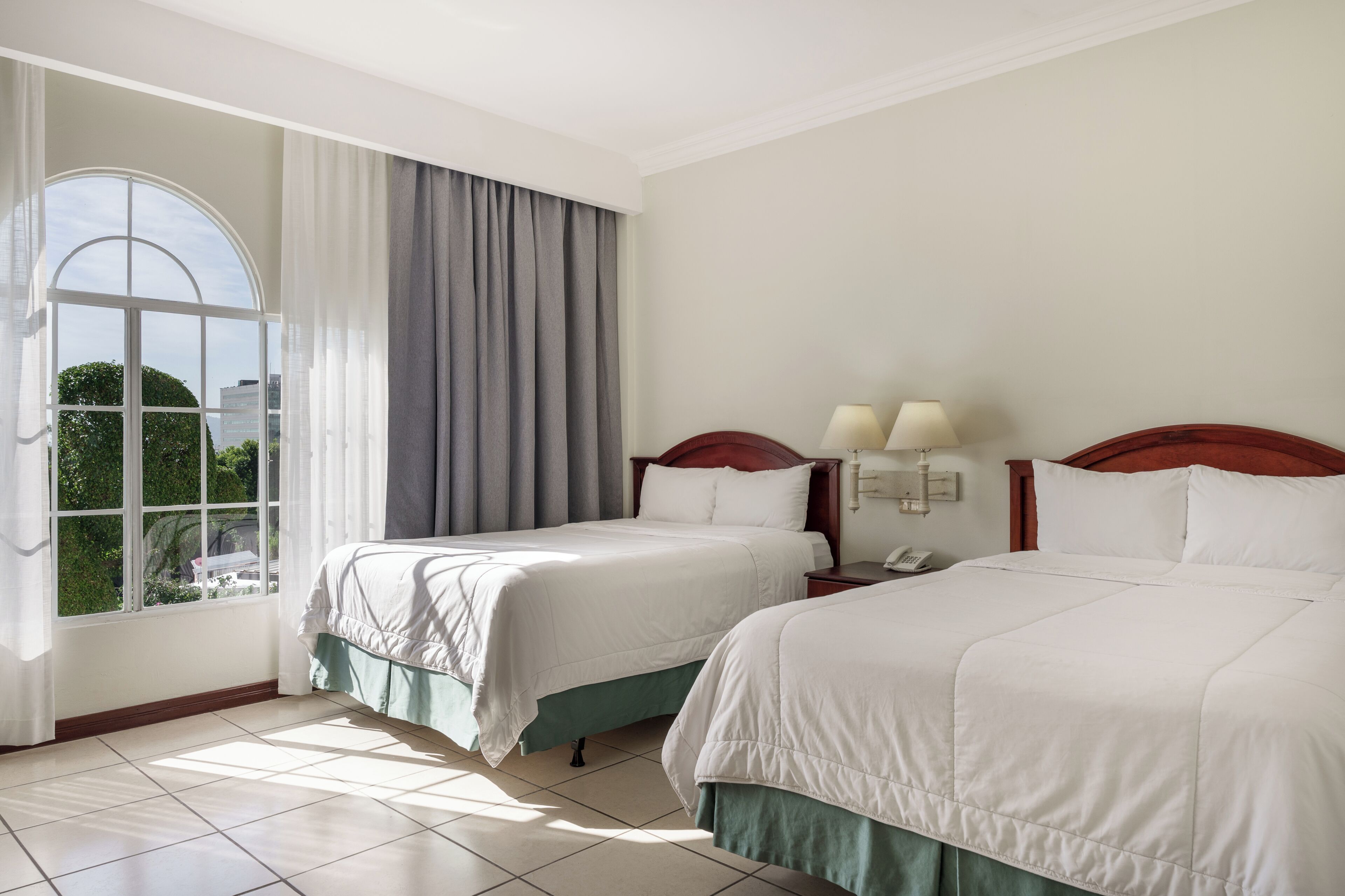 Habitación doble estándar, 2 camas matrimoniales | Ropa de cama de alta calidad y caja de seguridad en la habitación 