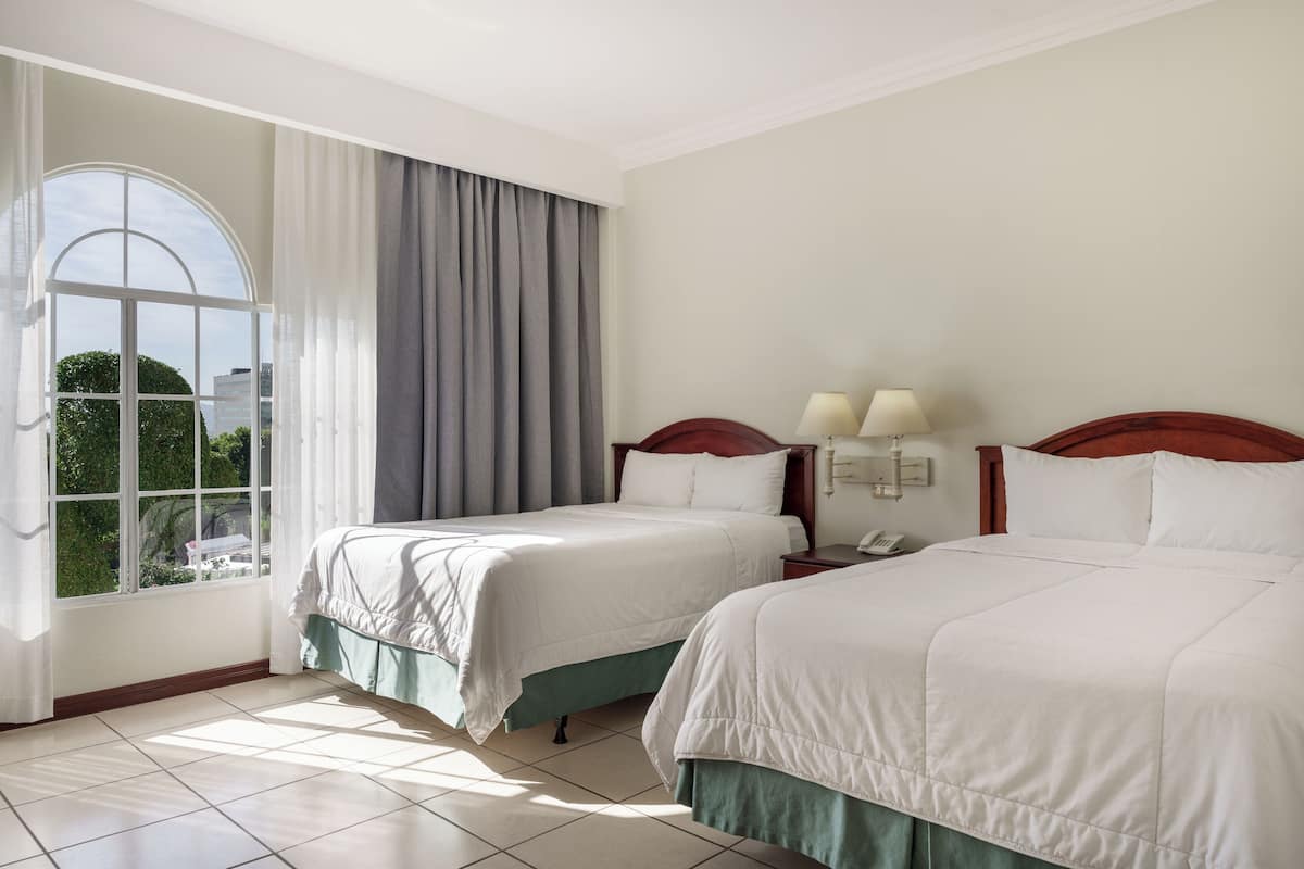 Habitación doble estándar, 2 camas matrimoniales | Ropa de cama de alta calidad y caja de seguridad en la habitación