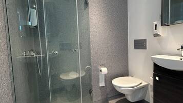 Einzelzimmer | Badezimmer | Dusche, kostenlose Toilettenartikel, Handtücher