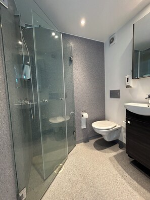 Single Room | Bathroom | Shower, free toiletries, towels - Stop'n Sleep (Rodby)