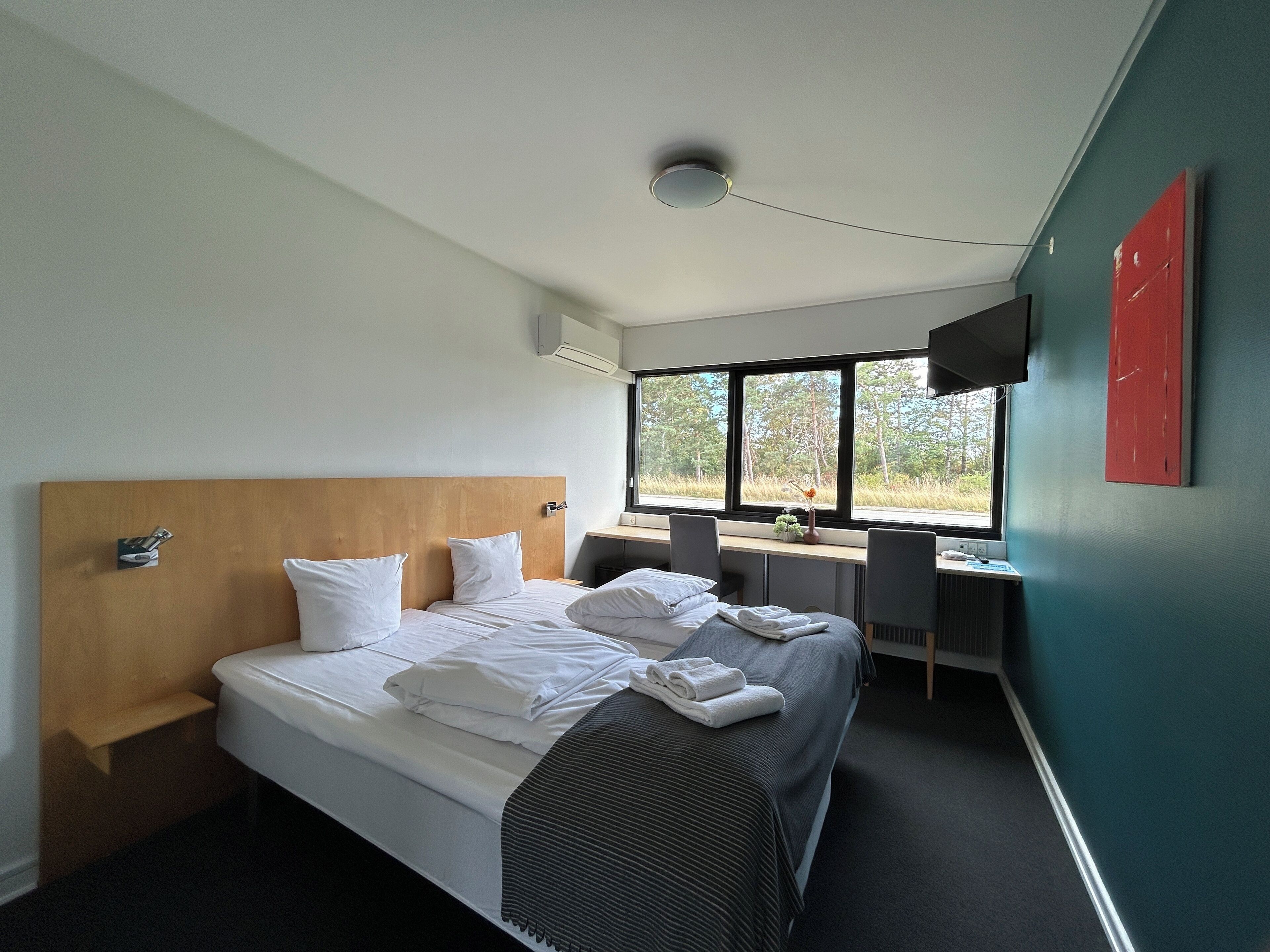 Phòng đôi cơ bản | Bàn, khu vực làm việc phù hợp cho laptop 