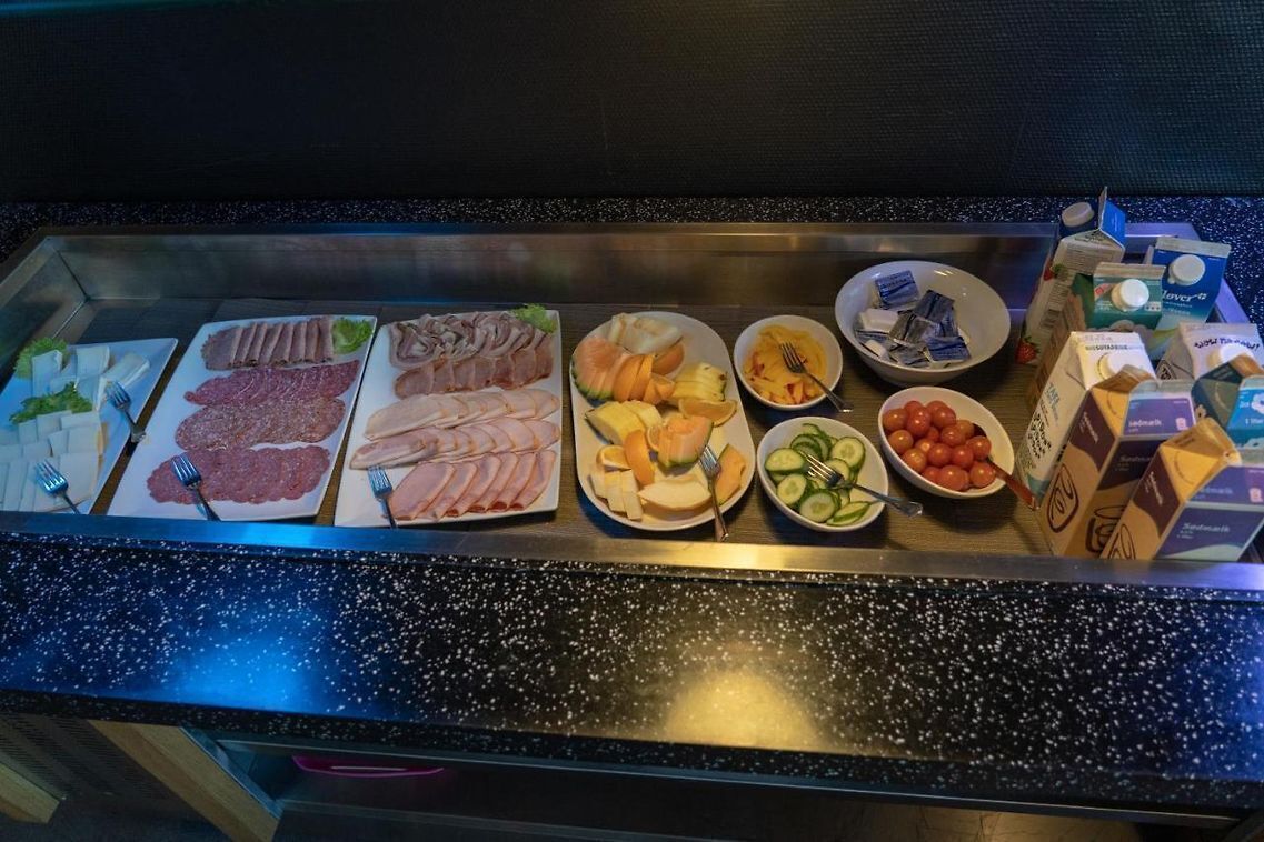 En buffet med forskellige slags kød, oste, frugt og grøntsager.