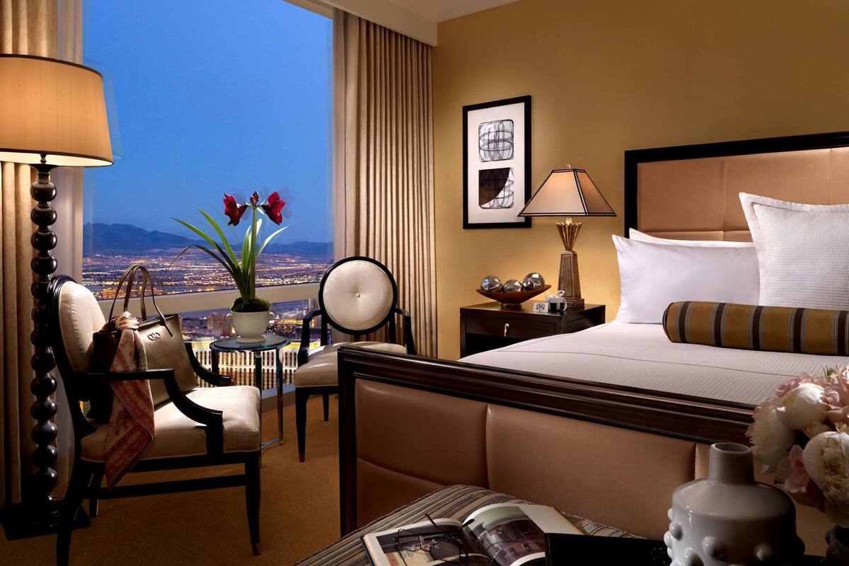 Premium bedding, in-room safe, desk, laptop workspace