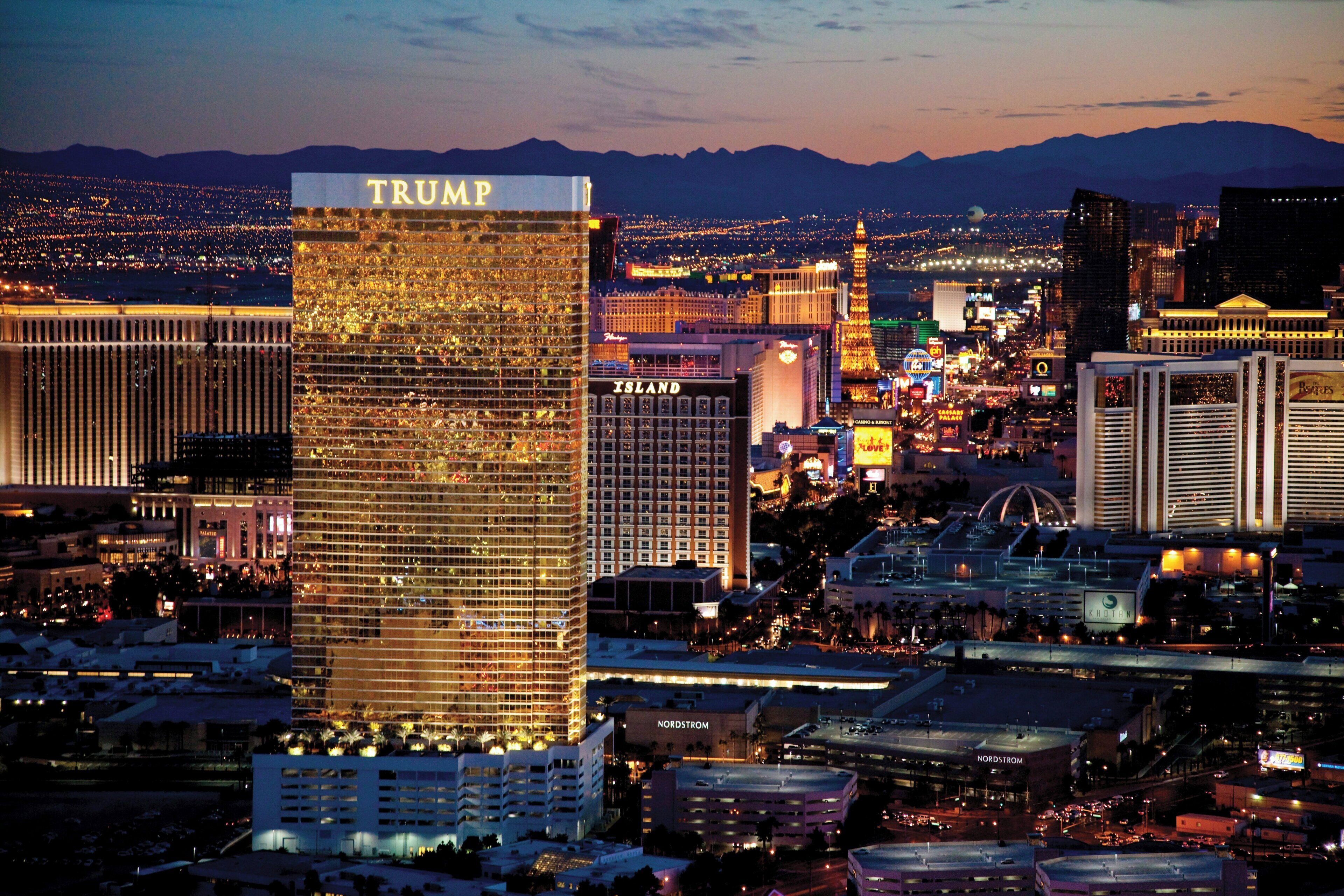 Un paisaje urbano con edificios destacados, incluyendo un rascacielos con la marca Trump, un casino y un hotel con nombre visible.