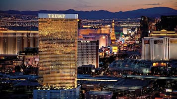 Un paisaje urbano con edificios destacados, incluyendo un rascacielos con la marca Trump, un casino y un hotel con nombre visible.