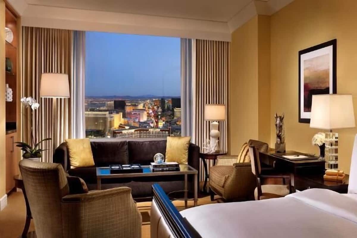 Premium bedding, in-room safe, desk, laptop workspace