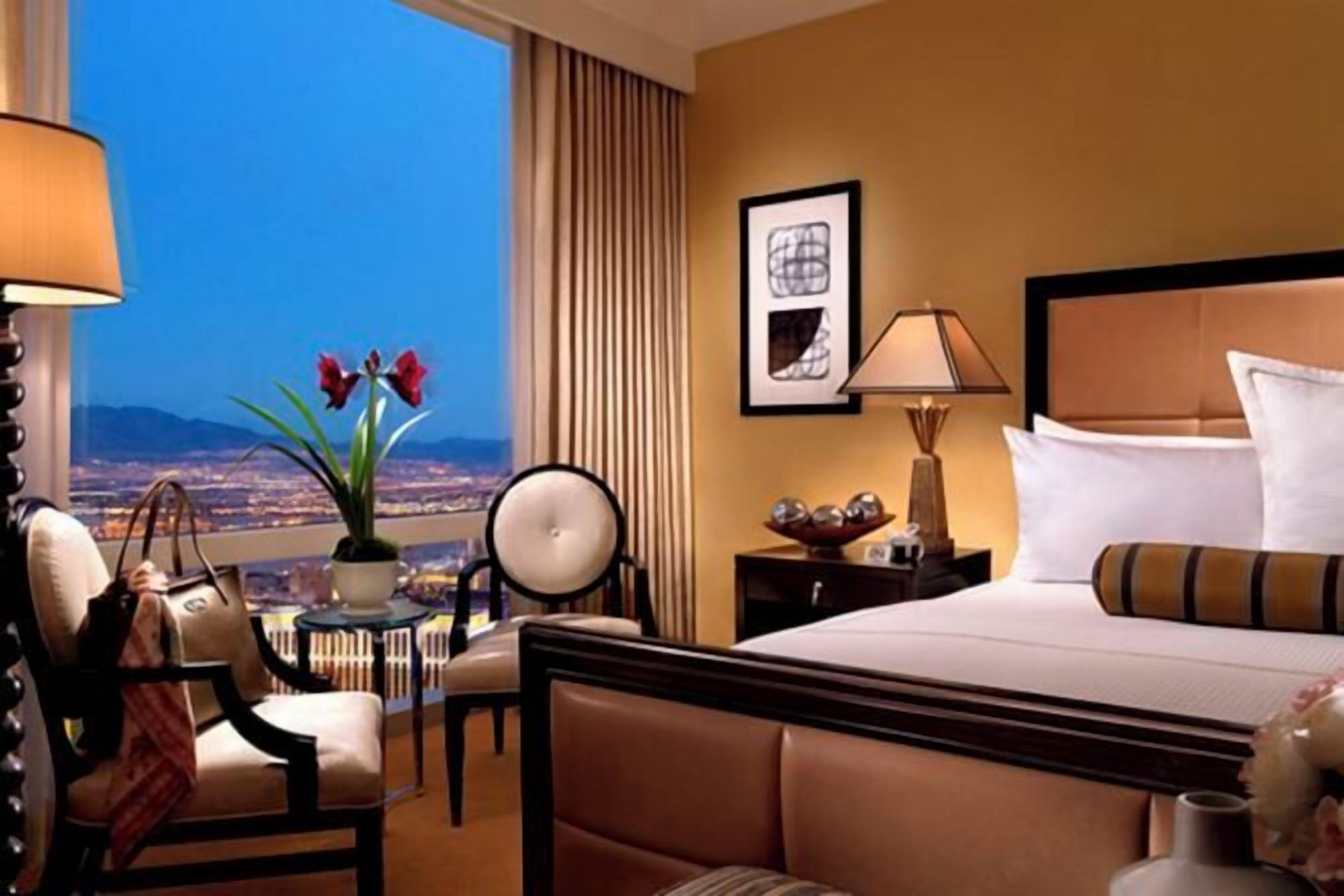 Hochwertige Bettwaren, Zimmersafe, Schreibtisch, Verdunkelungsvorhänge