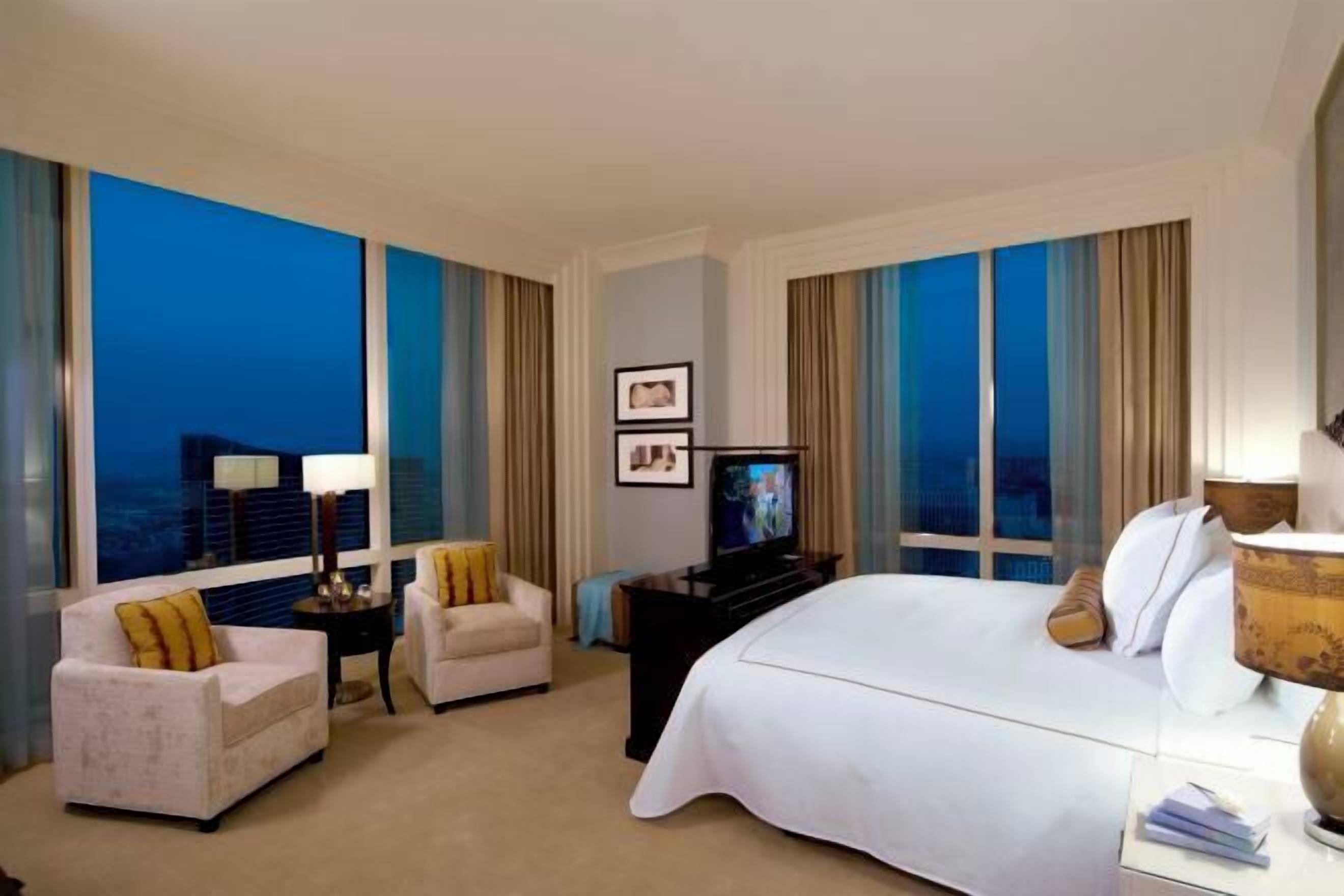 Hochwertige Bettwaren, Zimmersafe, Schreibtisch, Verdunkelungsvorhänge