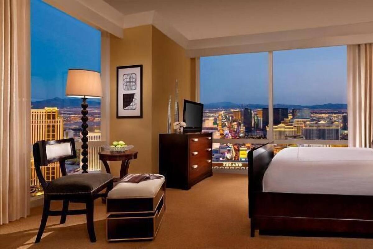 Premium bedding, in-room safe, desk, laptop workspace