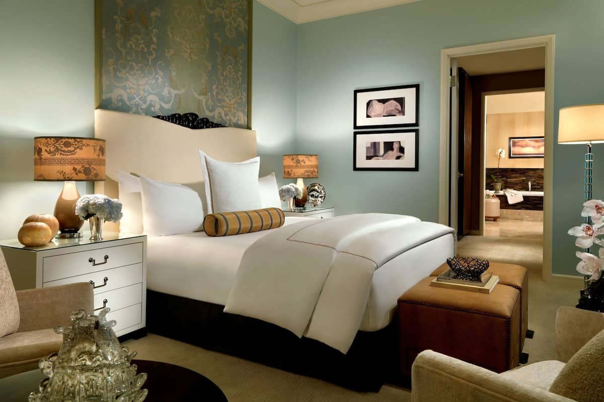 Premium bedding, in-room safe, desk, laptop workspace