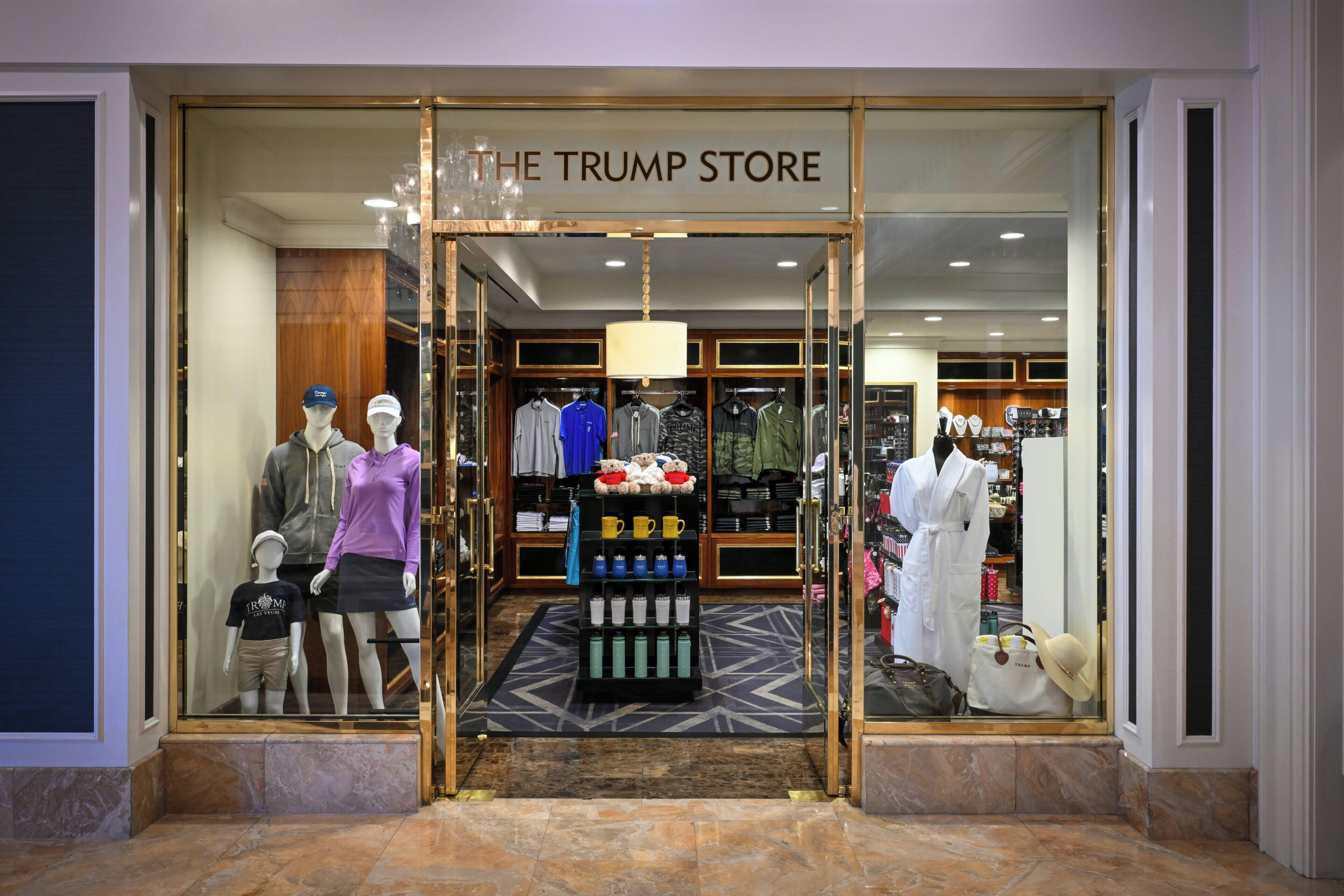 L’entrée d’un magasin, avec des mannequins présentant des vêtements et des accessoires.