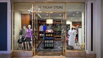 L’entrée d’un magasin, avec des mannequins présentant des vêtements et des accessoires.