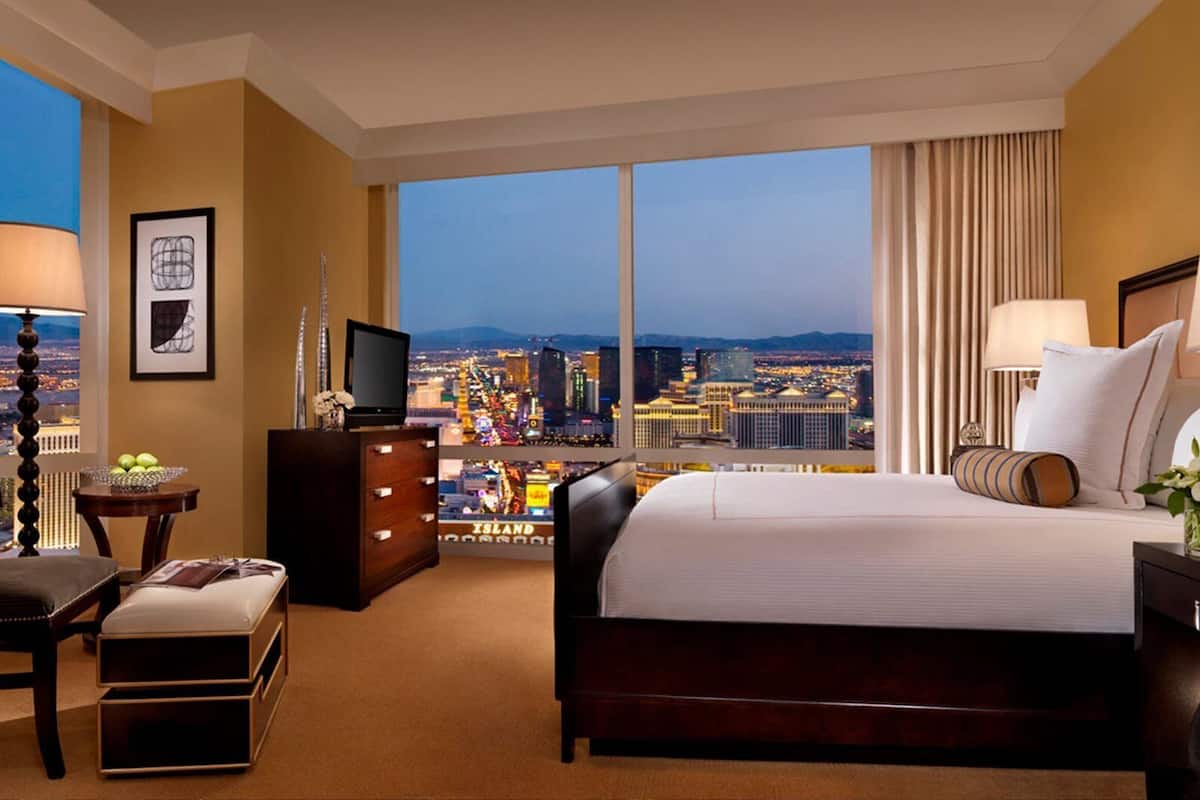 Premium bedding, in-room safe, desk, laptop workspace