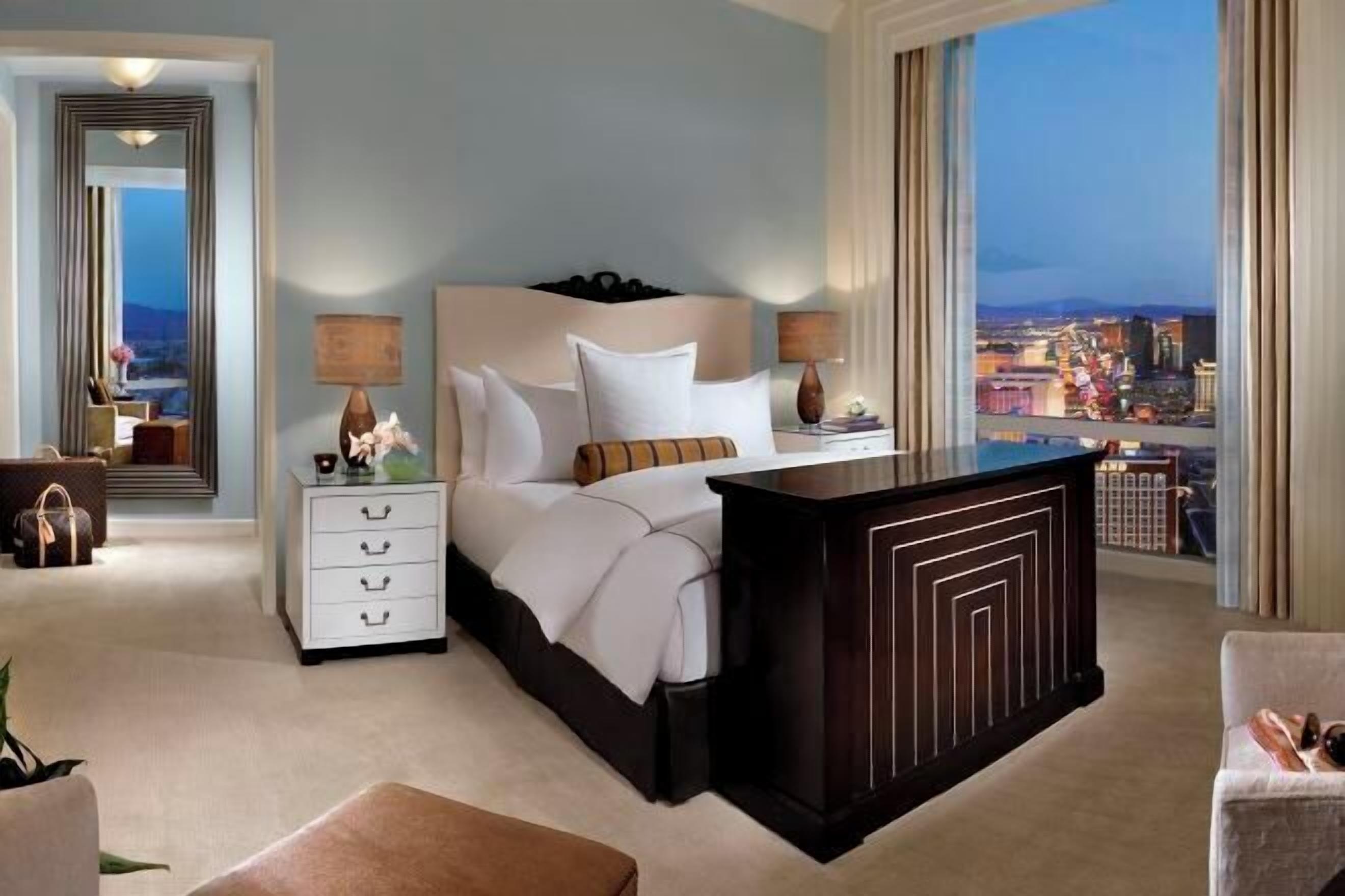 Hochwertige Bettwaren, Zimmersafe, Schreibtisch, Verdunkelungsvorhänge