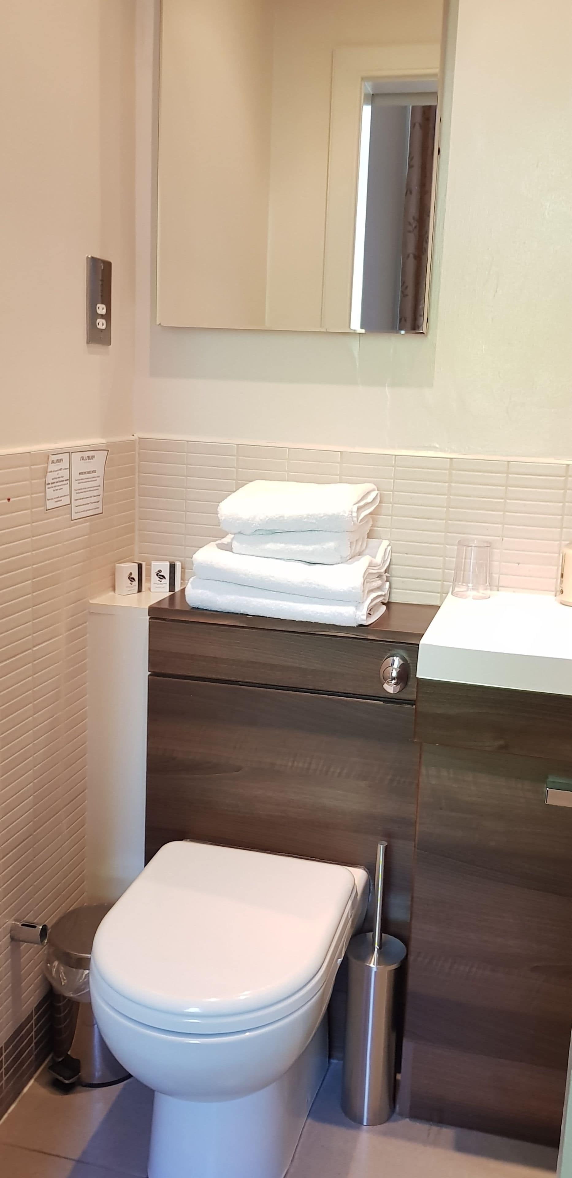 standard double room | bathroom | free toiletries, hair dryer, towels, shampoo