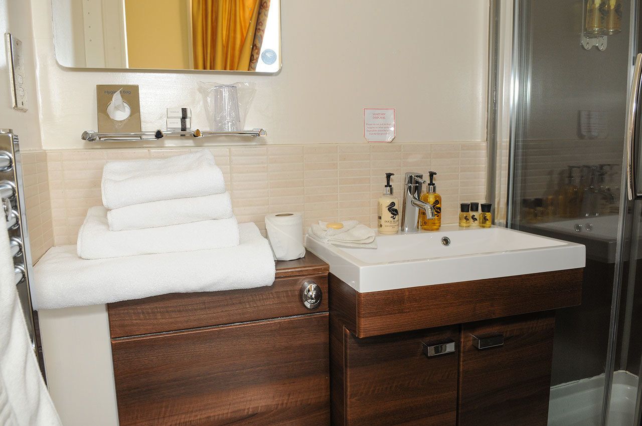standard double room | bathroom | free toiletries, hair dryer, towels, shampoo