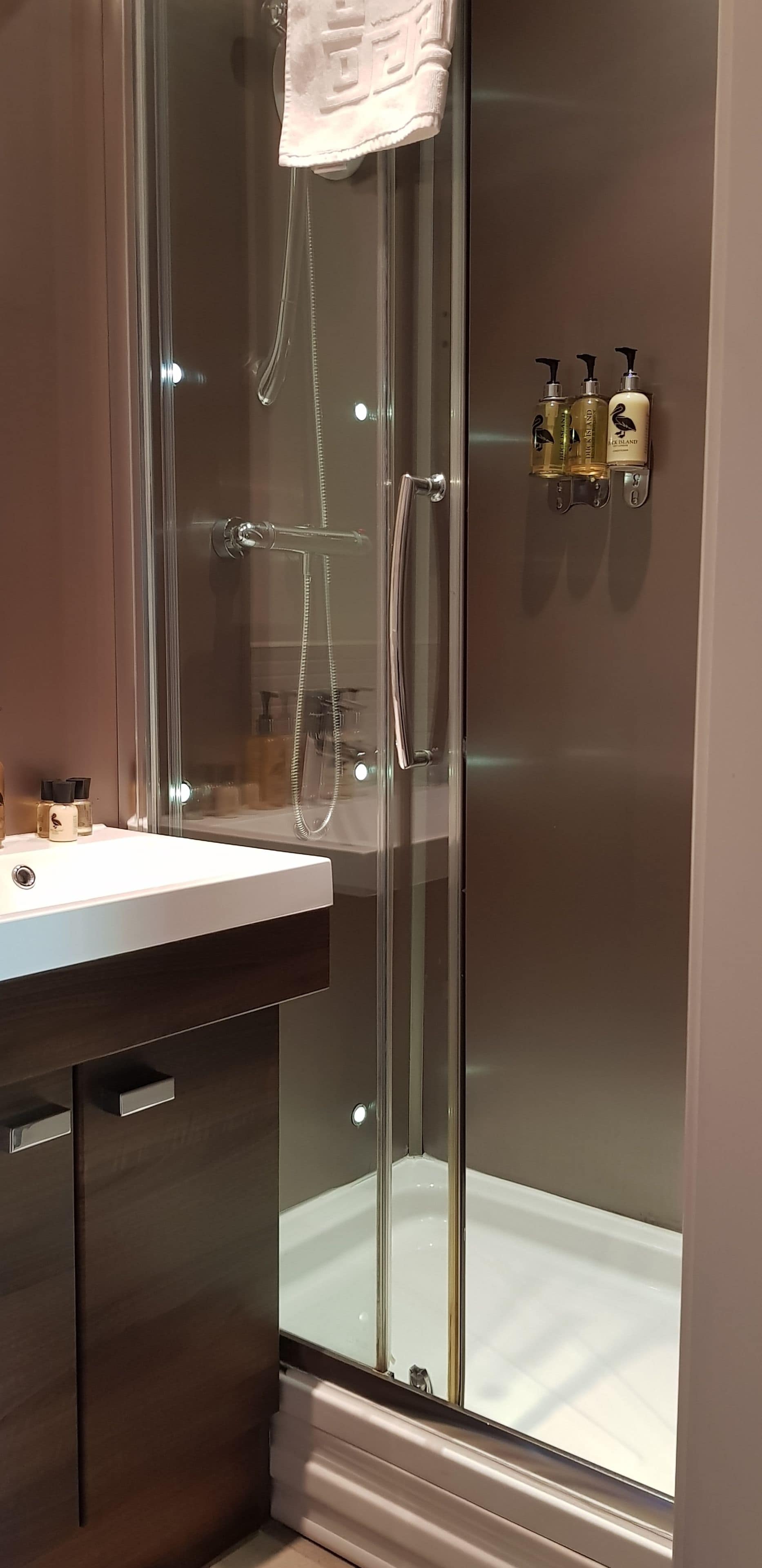 standard double room | bathroom | free toiletries, hair dryer, towels, shampoo