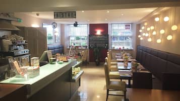 Desayuno a la carta diario (GBP 8 por persona)