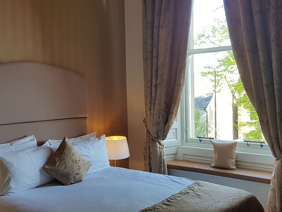 Standaard tweepersoonskamer | Een minibar, een bureau, een laptopwerkplek, een strijkplank/strijkijzer