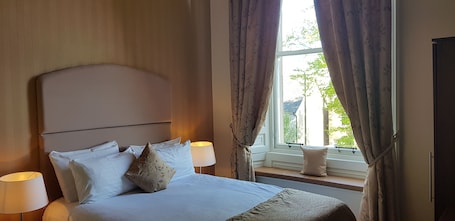 Doppia Standard | Minibar, una scrivania, postazione laptop, ferro/asse da stiro. The Salisbury Hotel