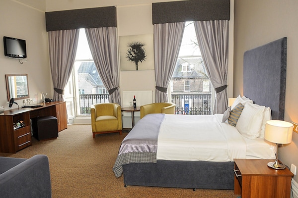 Minibar, escritorio y espacio para trabajar con laptop