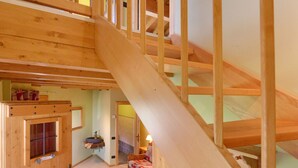 Una escalera de madera que une dos plantas de un edificio.