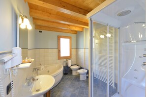 Vierpersoonskamer | Badkamer | Een douche, gratis toiletartikelen, een haardroger, een bidet