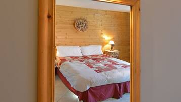 Premium bedding, down comforters, minibar, in-room safe