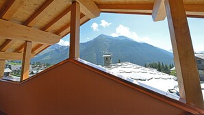 Una estructura de madera con vistas a una montaña.