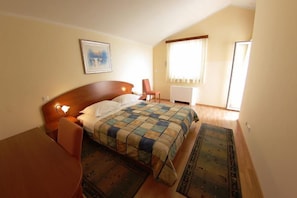 Minibar, in-room safe, desk, soundproofing - Aparthotel Astoria (Seget)