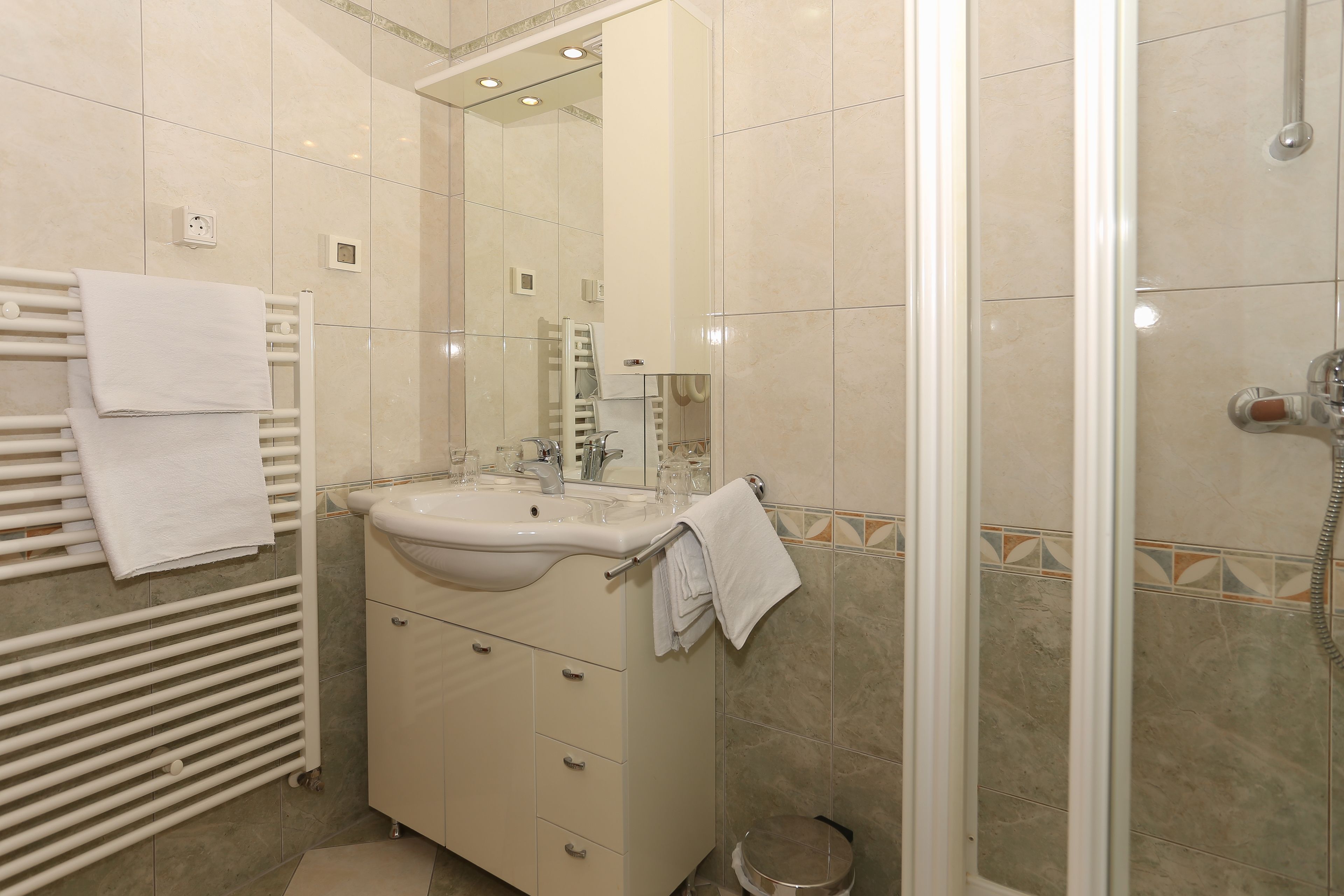 double room, sea view | bathroom | shower, hair dryer, towels, shampoo