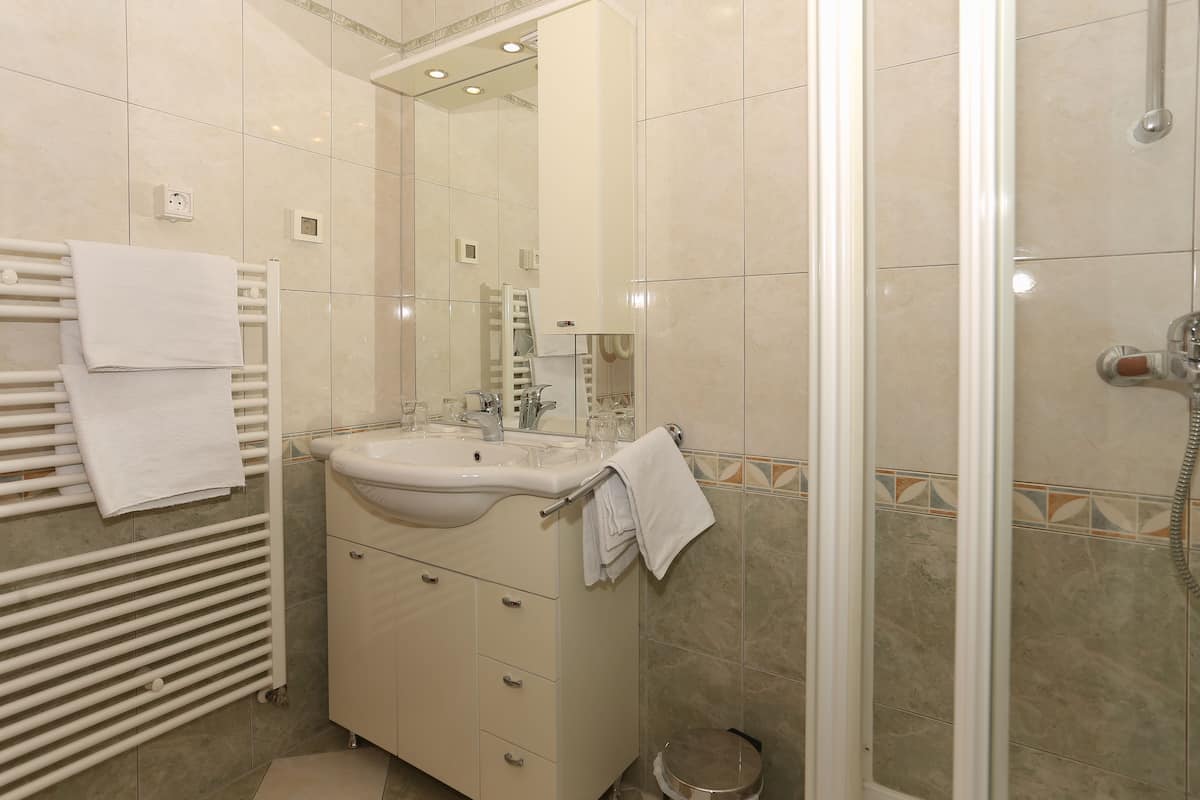 double room, sea view | bathroom | shower, hair dryer, towels, shampoo