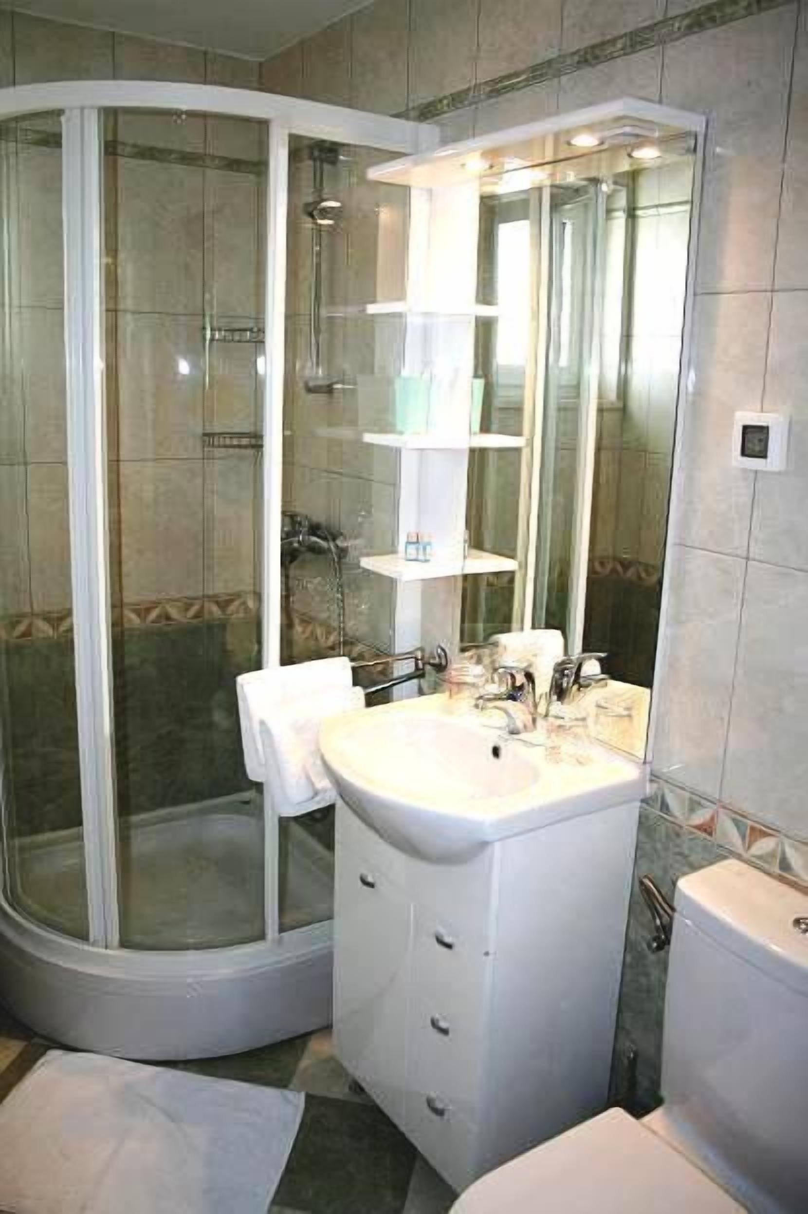 shower, hair dryer, towels, shampoo