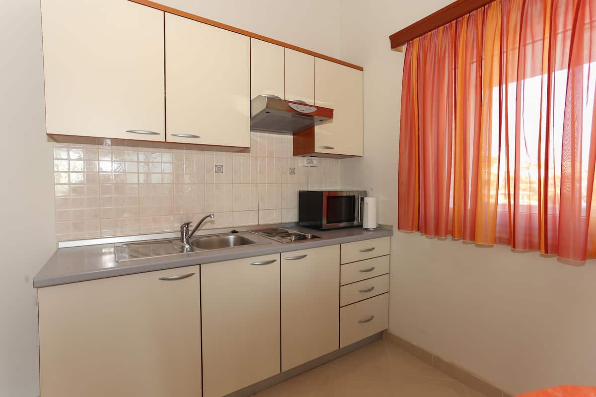 deluxe apartment, balcony | private kitchen | coffee/tea maker, high chair